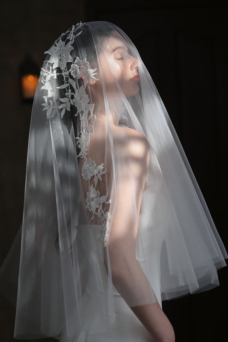 Load image into Gallery viewer, White Elegant Appliqued Bridal Veil