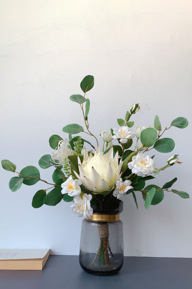 Load image into Gallery viewer, Mori White Hand Holding Flower Bouquet